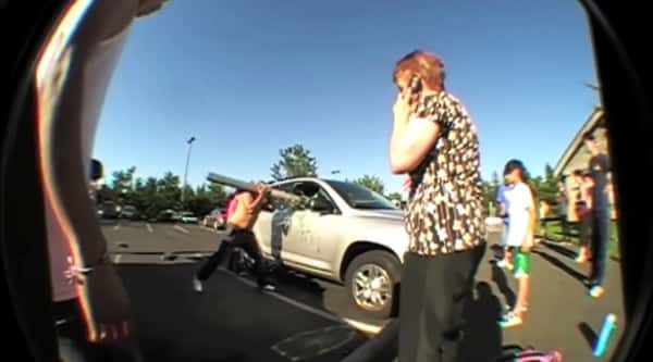 En fortvilet mor har låst sine to små barn inne i bilen – heldigvis kommer det en gjeng på skateboard forbi!