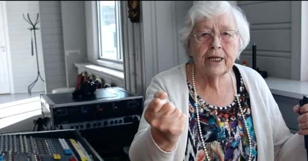 80 åringen Solfrid er forbanna – og synger ut sine meninger om norsk eldreomsorg!