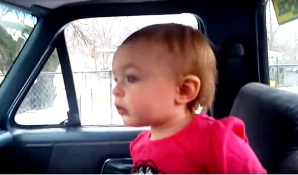 Lillesøster venter spent i bilen sammen med pappa – se den herlige reaksjonen når hun ser hvem som kommer!