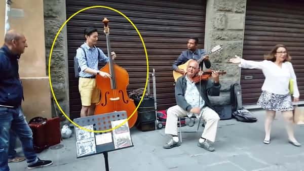 En turist spør om han kan få spille med gatemusikantene, hør hvor vakkert det låter.