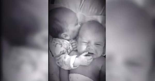 Den ene tvillingbabyen begynner og gråte, men se hva den andre gjør da – så søtt!