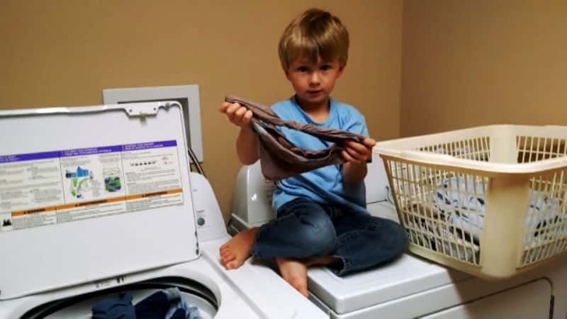Gutten hjelper bestemor med klesvasken, men hun får seg en god latter når han finner underbuksa hennes!