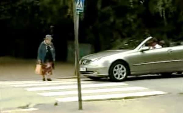 Bilisten er utålmodig og tuter på den eldre damen som krysser veien, hvordan hun reagerer er genialt!