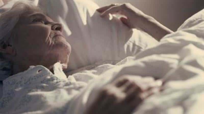 En døende gammel kvinne forteller hvem hun egentlig er, og gir sykepleierne noe å tenke over!