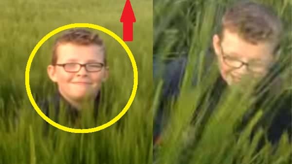 Gutten står i det høye gresset, men se hvem som kommer og «angriper» ham bakfra!
