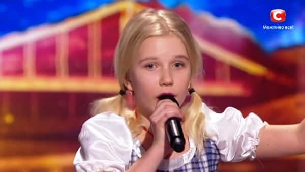 En ung blond jente dukker opp på scenen, og viser et talent som overrasker alle!