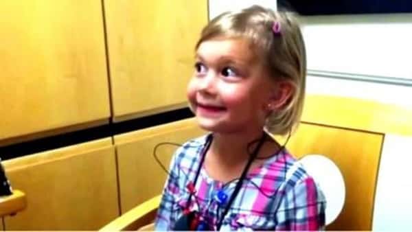 Fire-åringen er født døv, se den herlige reaksjonen når hun får høre sin egen stemme for første gang.