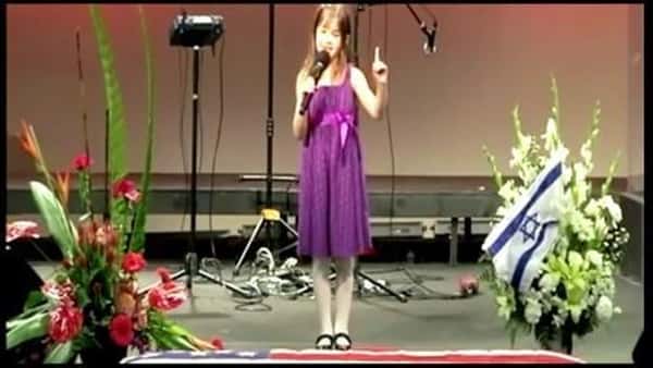 Syv-åringen hedrer sin avdøde bestefar med en nydelig sang, så vakkert og rørende!
