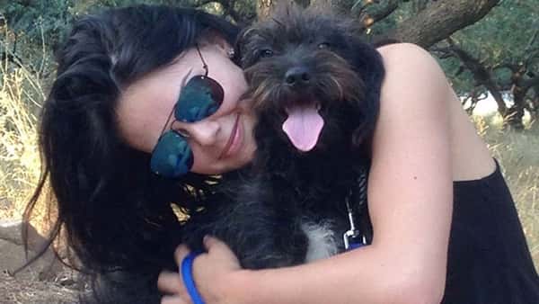 Hun reiste 270 mil for å adoptere hunden som reddet henne, men ante ikke at det fulgte en overraskelse med på kjøpet!