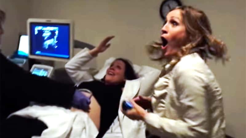 Den gravide kvinnen har en overraskelse på lur, reaksjonen til søsteren er uvurderlig!