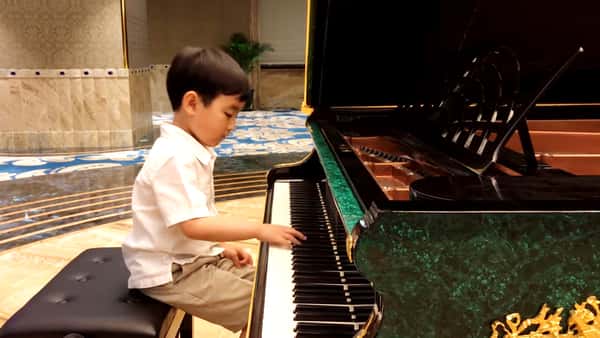 Han er bare fem år, men hør når han spiller dette krevende stykket av Chopin!