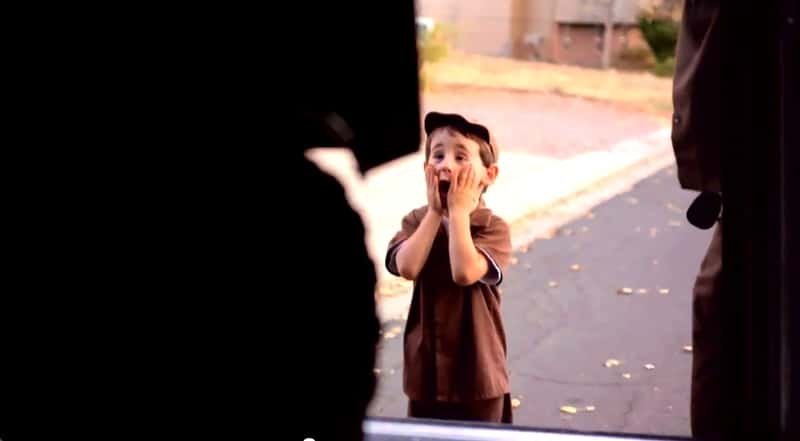 Fireåringen gleder seg til hver gang budbilen skal komme – en dag får han en stor overraskelse!