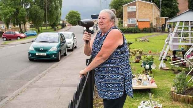 Pensjonisten var lei av fartsbøllene i nabolaget sitt – den snedige damen blir hyllet for sin smarte løsning!