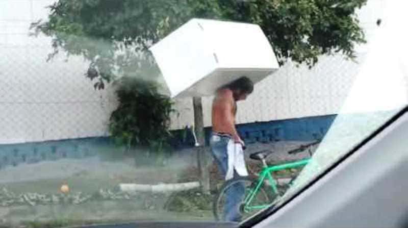 Han skal frakte et kjøleskap, og lar seg ikke stoppe av at han bare har en sykkel.