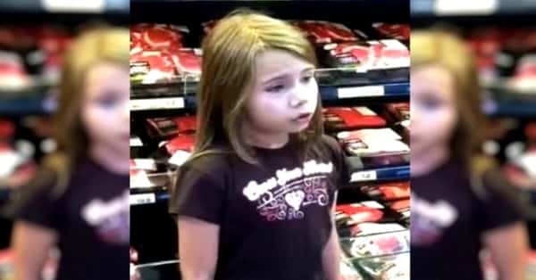 Hun hører en som synger i butikken og løper bort til 8-åringen, og ber henne synge igjen!