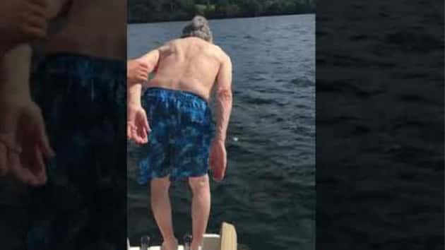 Bestefar feirer 102 års dagen sin på båttur, plutselig overrasker han hele familien!