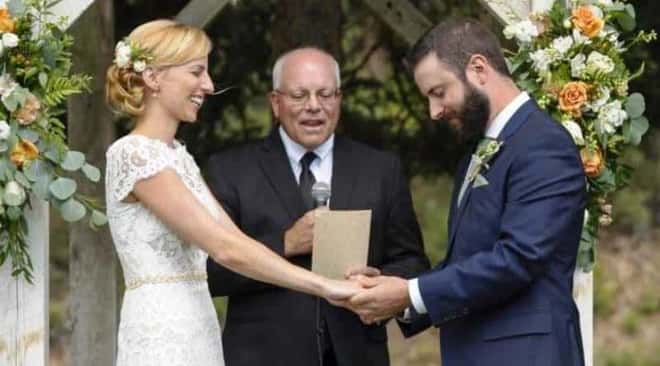 Fotografen tok bilde av brudeparet, da han så nærmere etter fikk han seg en god latter!