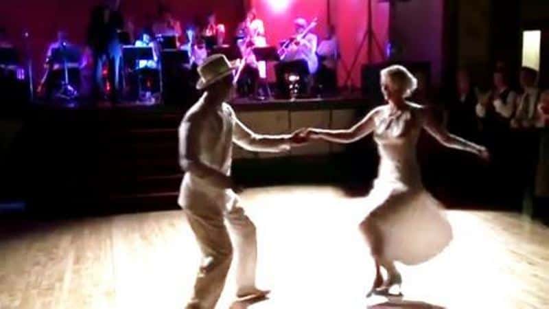 Brudeparet overrasker gjestene med fantastisk swingdans i 50-talls-stil – så gjennomført stilig!