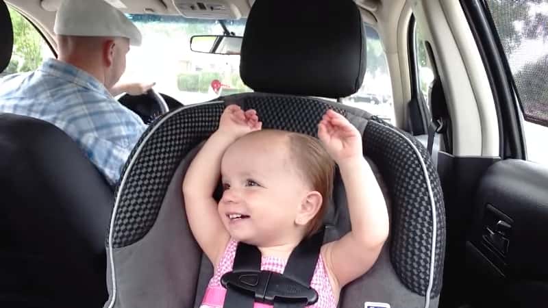 Den lille jenta er på biltur med far, men se den søte reaksjonen når hun hører Elvislåta!