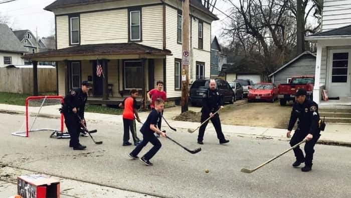 Politiet ble tilkalt fordi barna spilte hockey midt i gata, da de kom til stedet skjedde dette!