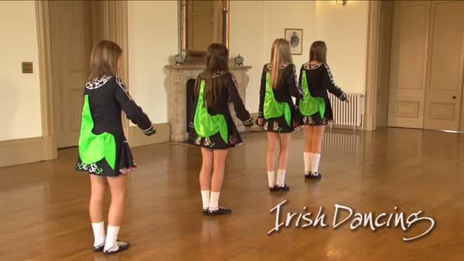 Fire jenter står klare på gulvet, hvis du liker irsk folkedans kommer du til å elske dette!