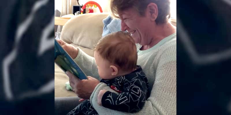 Bestemor leser for barnebarnet sitt, men får latterkrampe bare noen sider ut i boka!