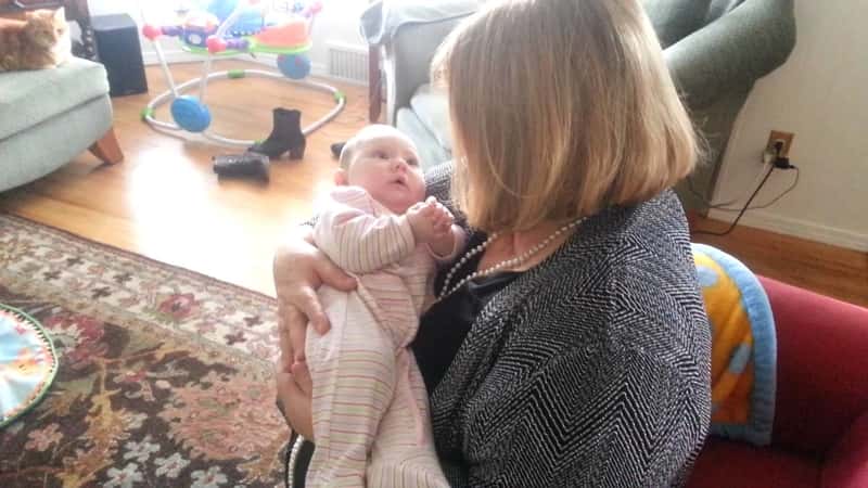 Babyen ligger på bestemors arm, reaksjonen når hun begynner å synge er bare helt herlig!