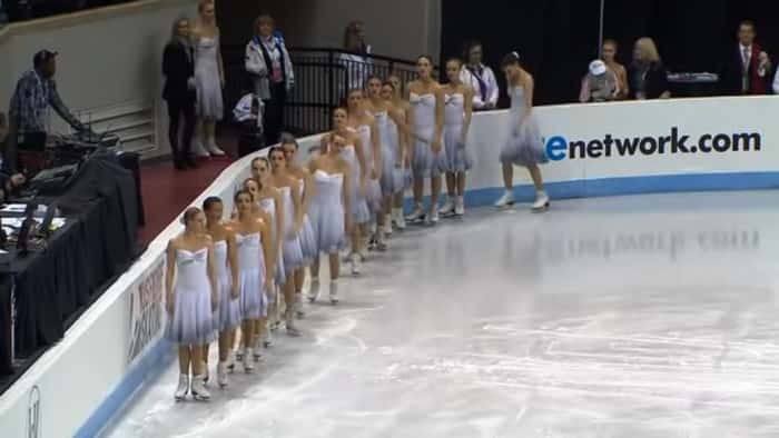 16 jenter står klare på isen, men vent å se når de begynner sin oppvisning!
