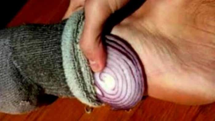 Det høres kanskje merkelig ut å putte løk i sokken, men dette knepet har fungert i hundrevis av år!