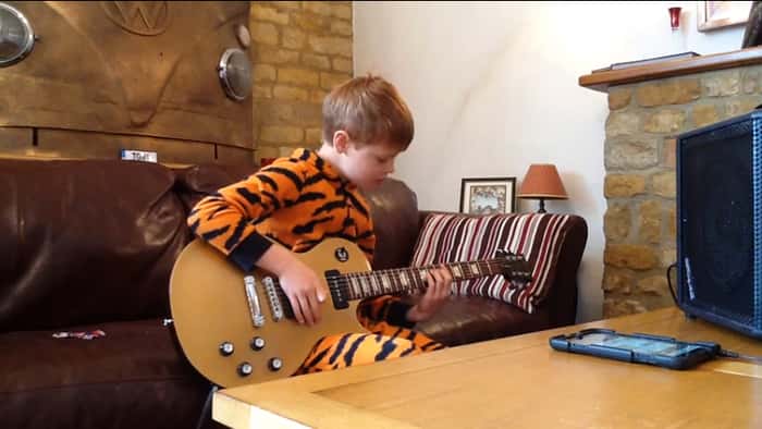 10-åringen tok frem gitaren for å ønske sitt idol god bedring, men bare vent til du får høre ham spille!