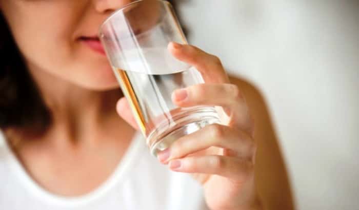 Start dagen med å drikke vann, det gjør underverker med kroppen din. Her ser du 9 grunner til hvorfor.