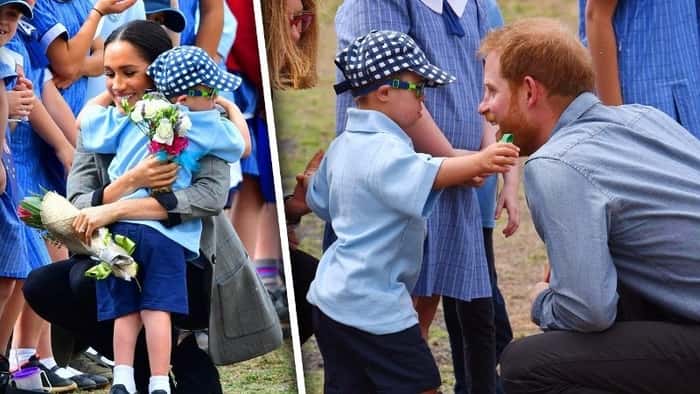 Prins Harry og Meghan har et tett program, men tar seg likevel tid til å gi den lille gutten med Downs en klem!