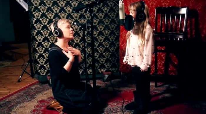 Pink og datteren Willow (7) er i studio for å synge til filmen The Greatest Showman, og de er bare så søte!