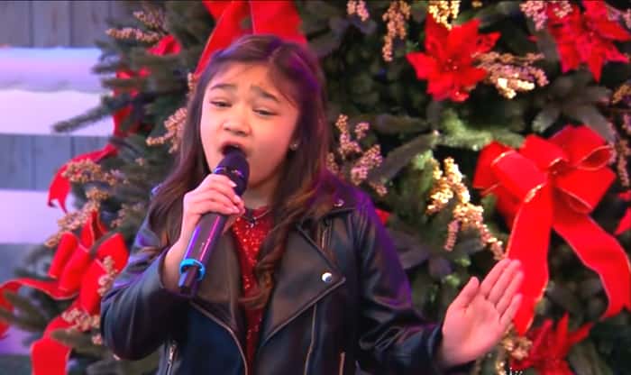 Hør på Angelica (10) som synger ‘All I Want For Christmas Is You’, og julestemningen er i boks!