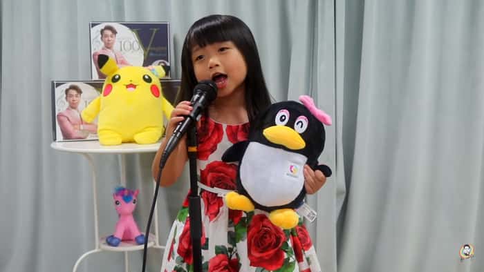 Dion Tam (4) følger i storesøster Celines fotspor, og synger Jingle Bell Rock med stor selvsikkerhet!