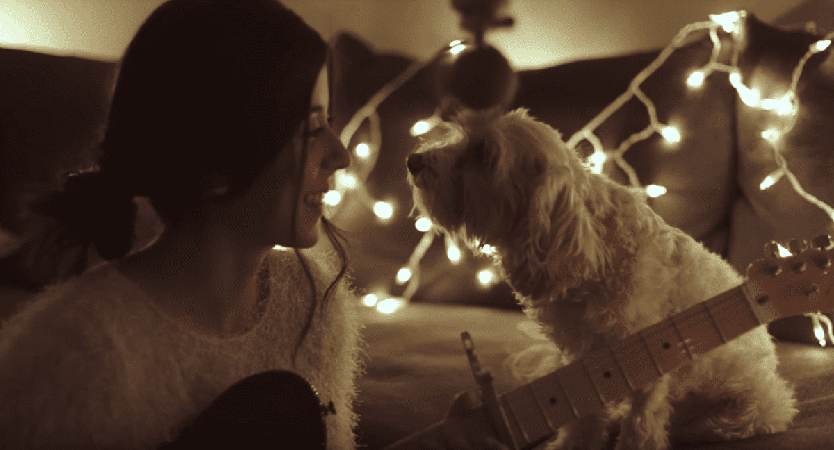 Hun synger den fine julesangen til hunden sin – som elsker det den hører!