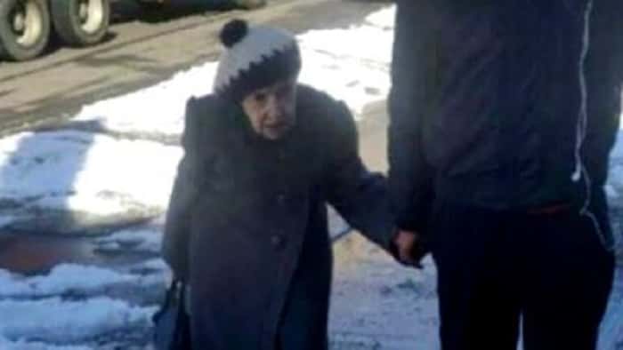 Den gamle damen var redd for å skli på isen. Det er så rørende å se hvem hun holder i hånden!