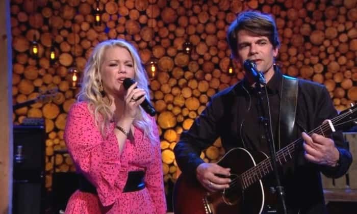 Maria og Lars overrasket med å synge en duett av den fine sangen «Har en drøm».