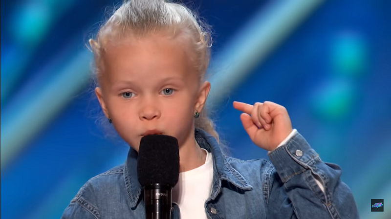 Den syv å gamle jenta stiller seg selvsikkert på scenen i Americas Got Talent, og hun er helt rå!